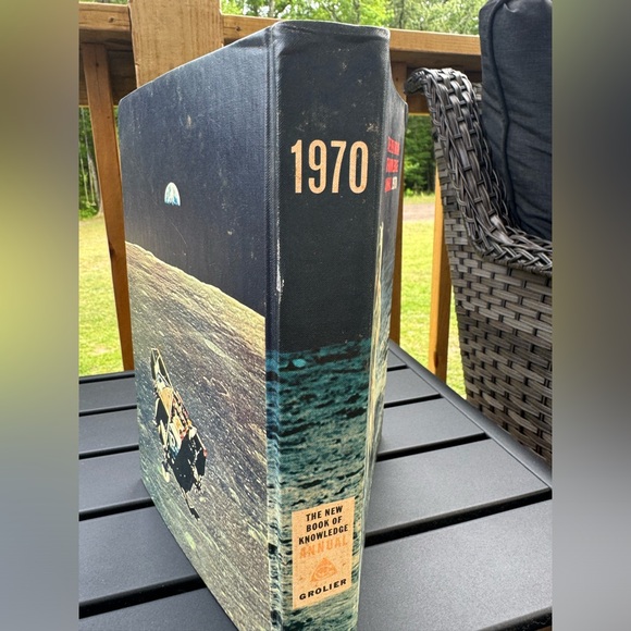 The New Book of Knowledge Annual 1970 - Picture 7 of 8